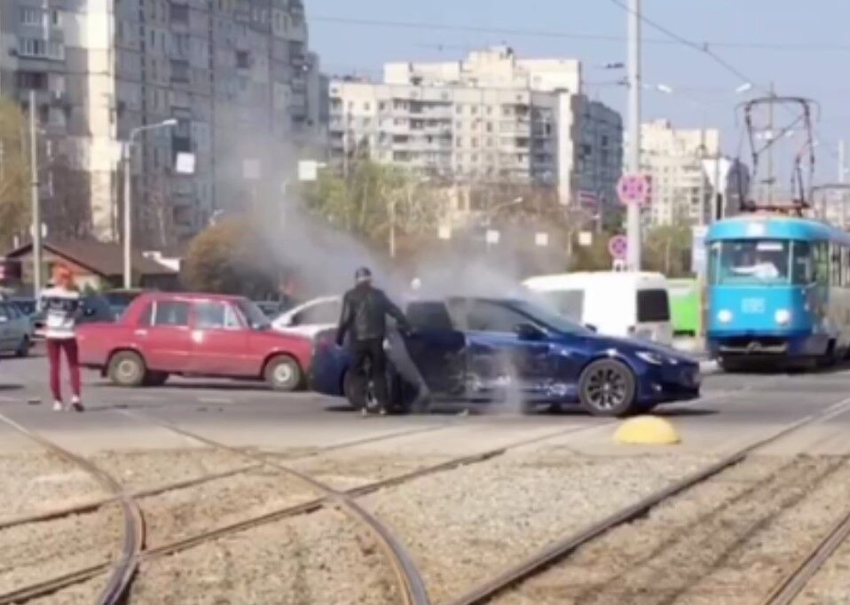 Через удар електромобіль Tesla Model S загорівся