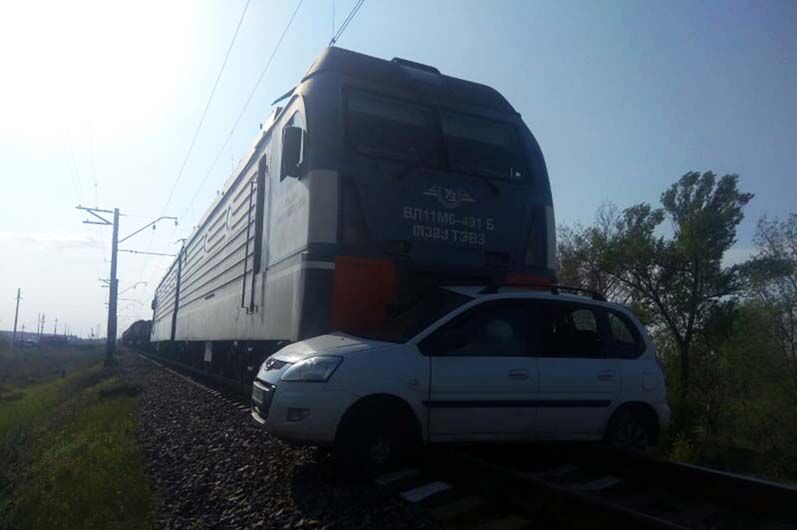 На Днепропетровщине поезд протаранил автомобиль