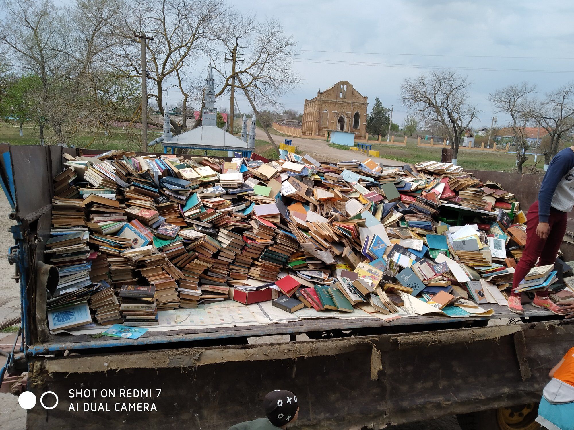 Под Одессой из села тракторами вывезли все книги