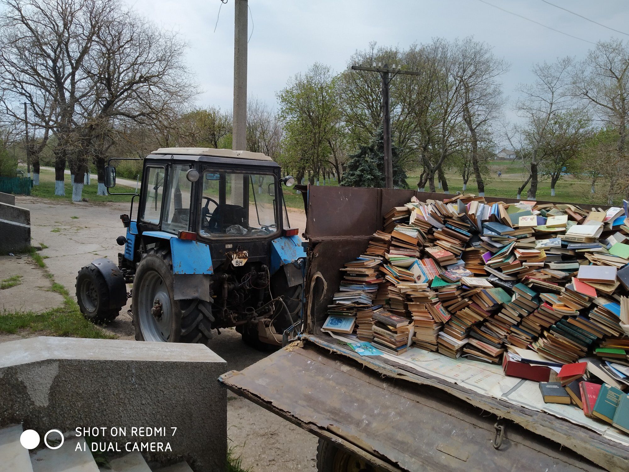 Під Одесою з села тракторами вивезли всі книги