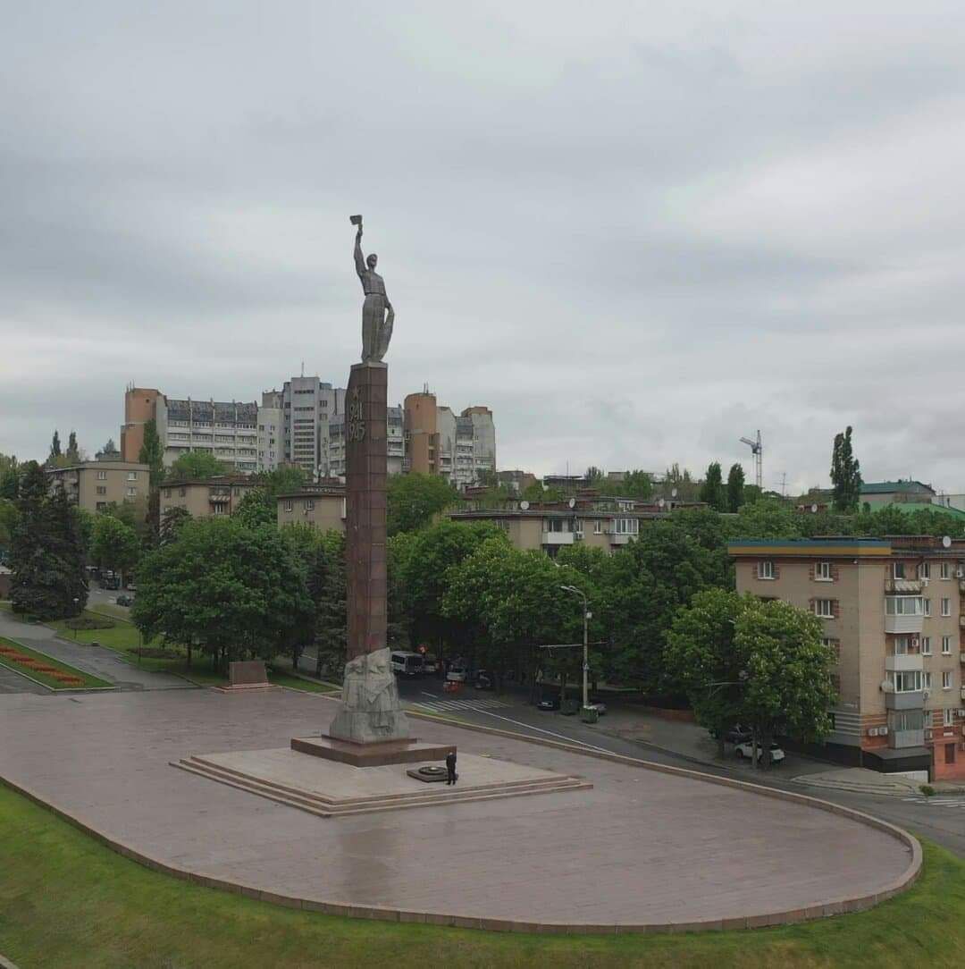 До мурашок: в мережі з'явилися ефектні кадри монумента "Вічна Слава" в День Перемоги