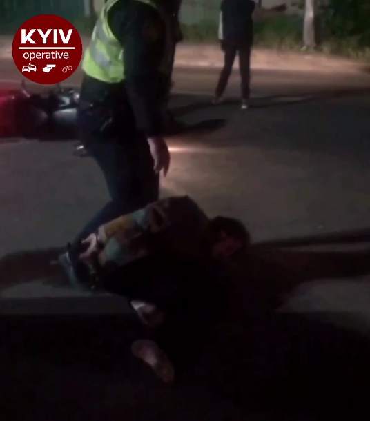 В Киеве пьяный водитель мотоцикла сломал ногу полицейскому. Видео 18+