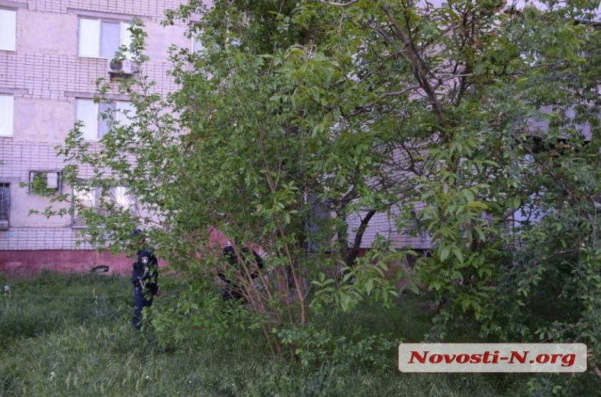 В Николаеве с окна выбросилась пенсионерка, которую не выпускали из дома на карантине. 18+