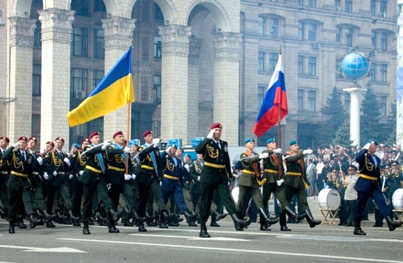 Украинские и российские военый на параде 9 Мая во времена Януковича