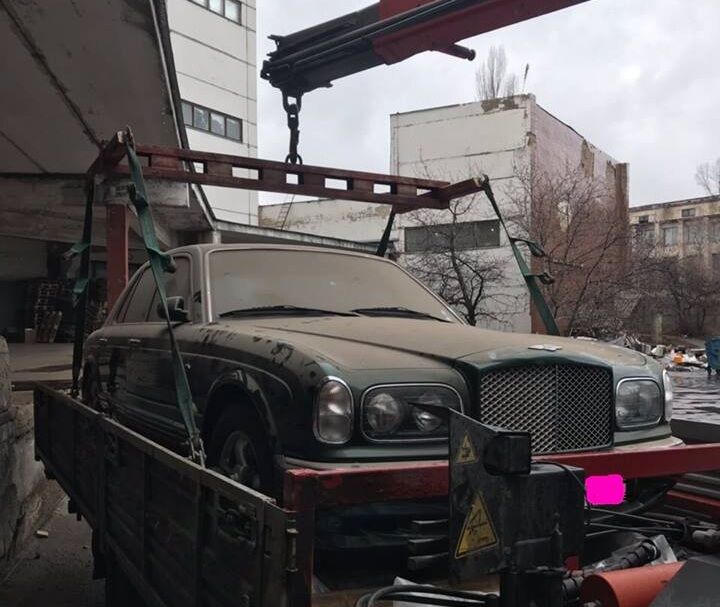12 крутих та дорогих авто, які були покинуті в Україні