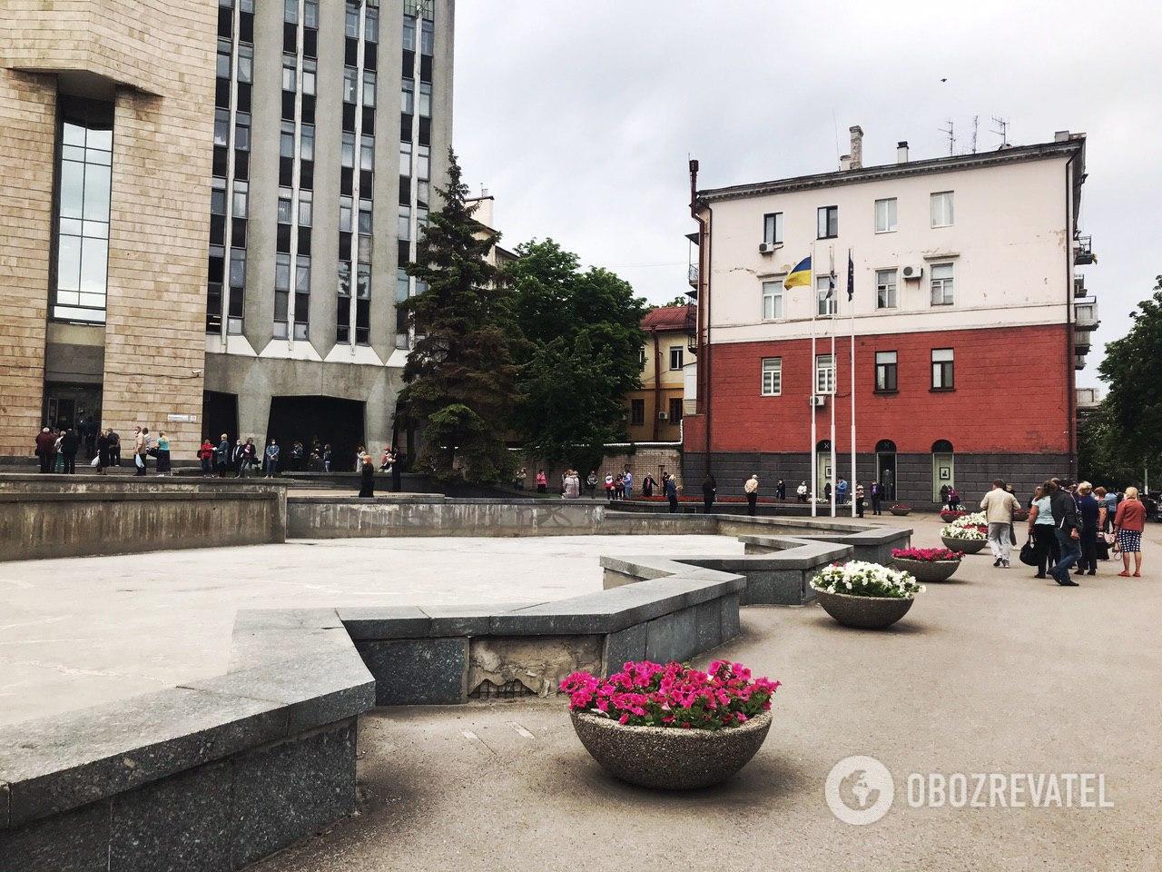 Черги за спеціальними пропусками для поїздок в транспорті