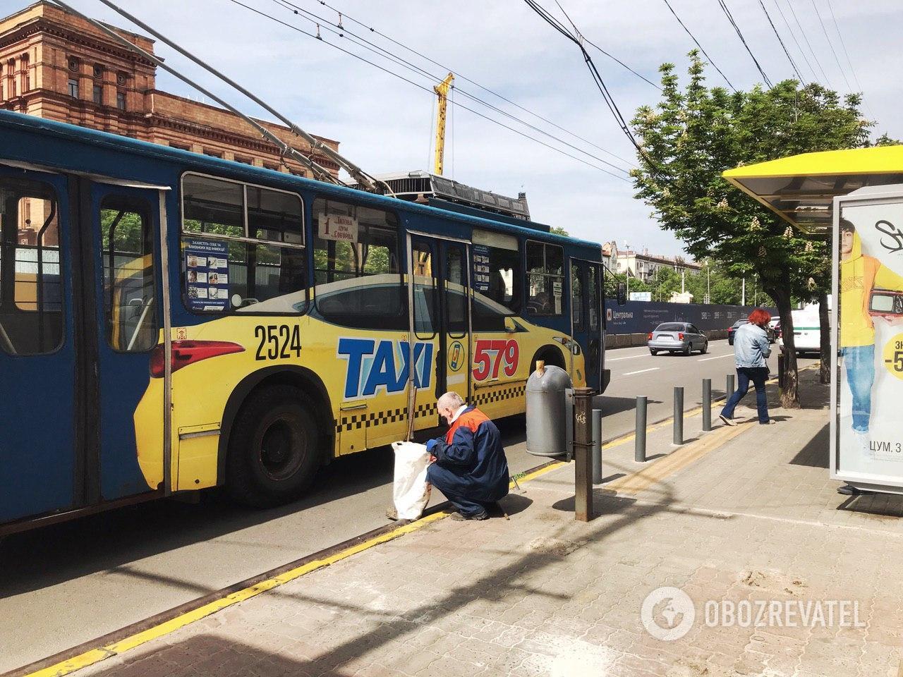 Людей в транспорті і на зупинках практично немає