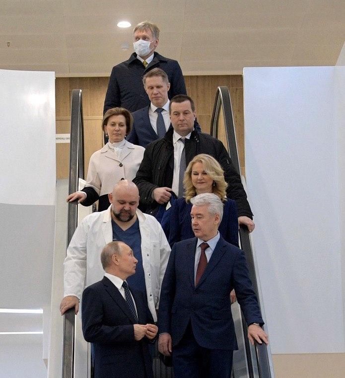 В сети появились знаковые фото Пескова рядом с Путиным перед заражением COVID-19