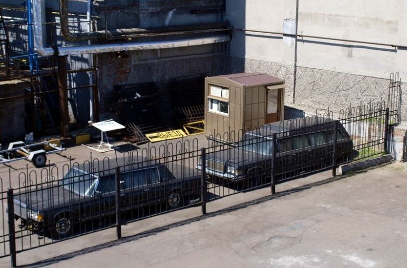 12 крутих та дорогих авто, які були покинуті в Україні