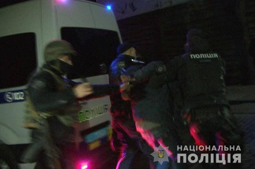 На Львовщине мужчина захватил ресторан и грозил взрывом, полиция задержала его: фото с места событий