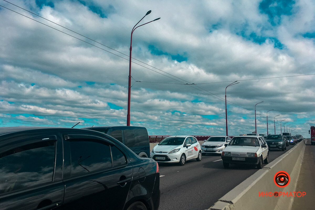 Пробка на Новому мосту в Дніпрі