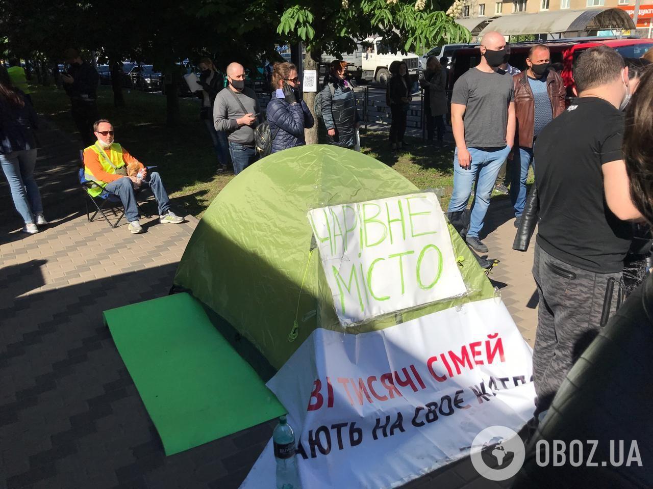 Участники митинга установили палатку