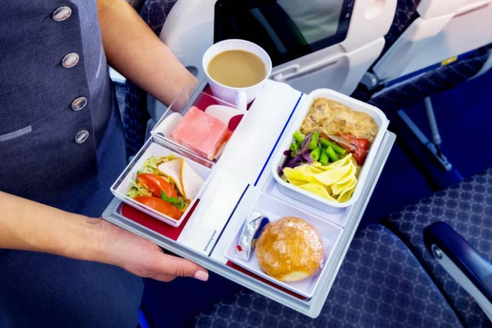 Стюардесса раскрыла опасность питания в самолете