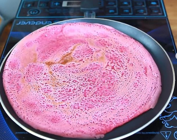 Делаем обычное блюдо шедевром: рецепт розовых блинов