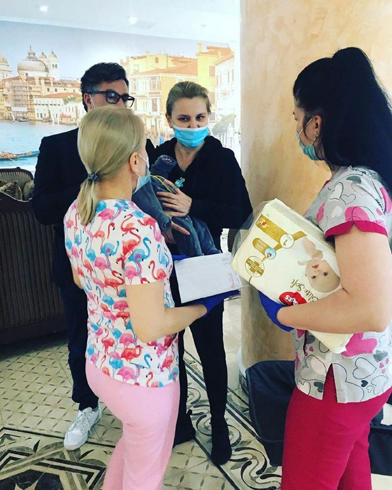 Шведская пара, которая все-таки прорвалась в Украину, прошла обсервацию и встретилась со своим ребенком