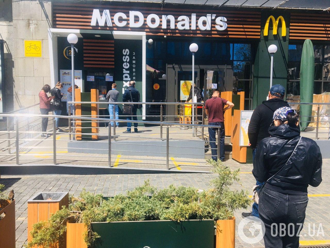 В McDonald’s соблюдают безопасное расстояние между клиентами