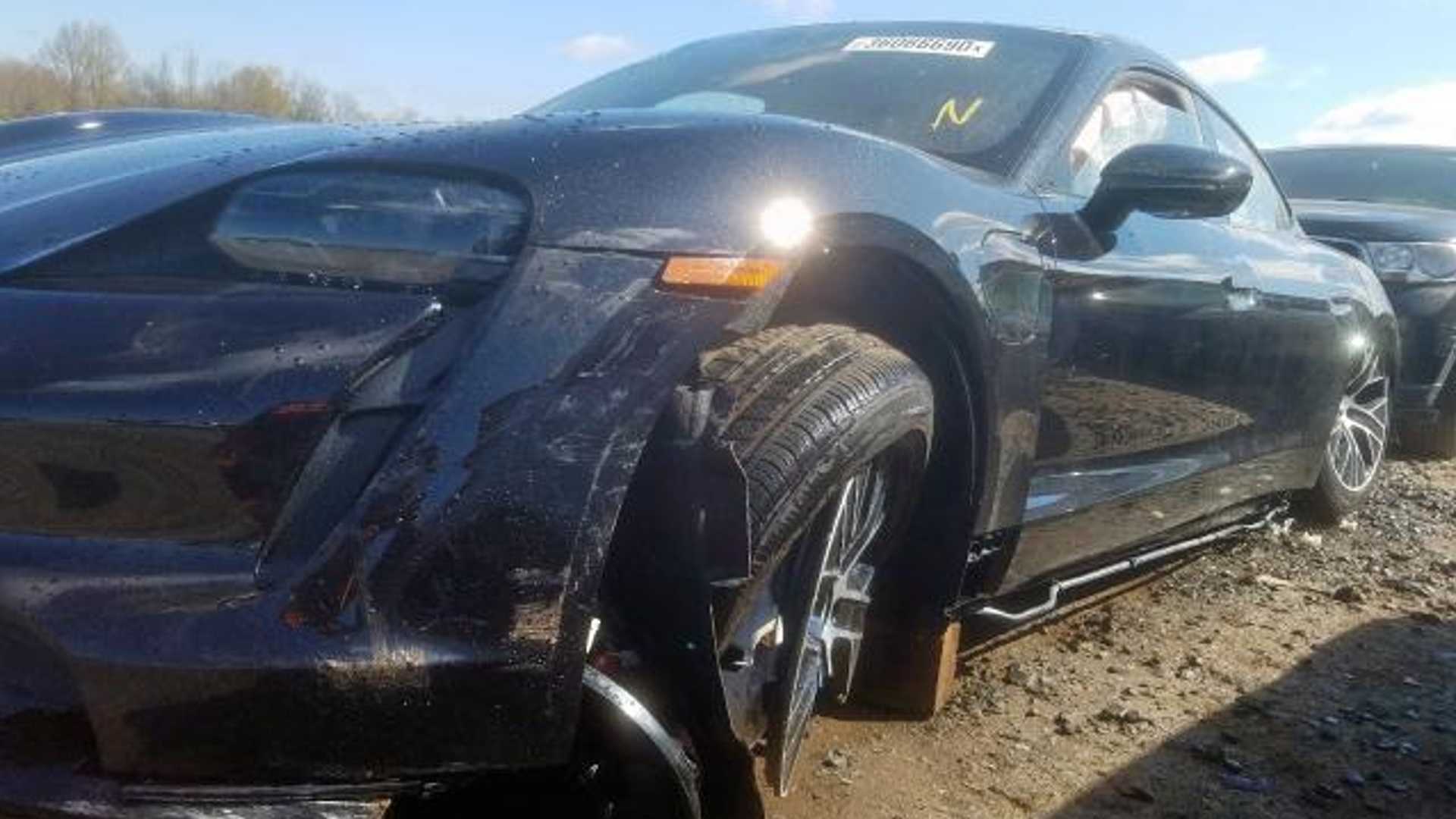 Разбитый Porsche Taycan Turbo