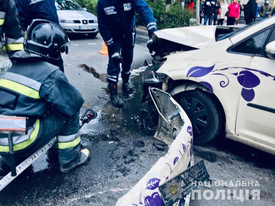 В Івано-Франківську у страшній ДТП перекинулася "швидка" з дитиною. Фото і відео