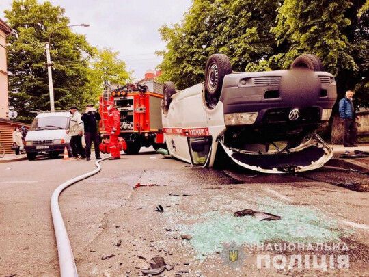 В Івано-Франківську у страшній ДТП перекинулася "швидка" з дитиною. Фото і відео