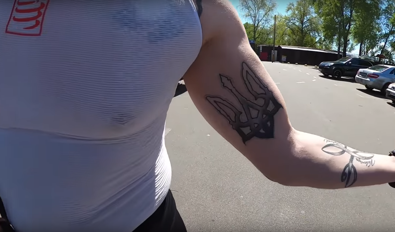 Ведущий "Великого футбола" Александр Денисов показал тату с гербом Украины: фотофакт