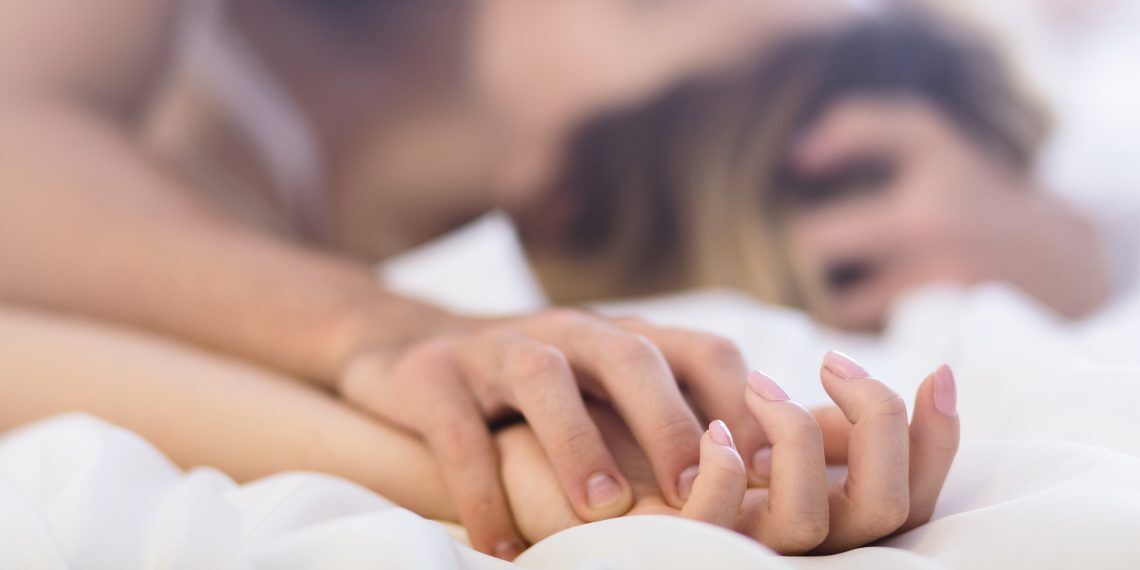 Медики призывают людей, переболевших COVID-19, на 30 дней воздержаться от секса