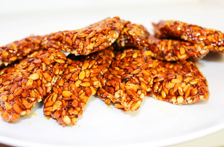 Хлеб с сахаром и ириски: в сети вспомнили 12 сладостей из СССР