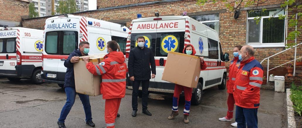 Медикам Киевщины привезли новые защитные костюмы от Фонда Порошенко