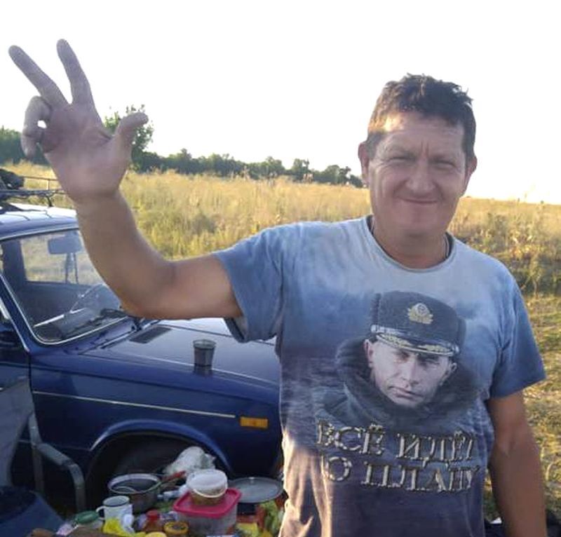 Горан Чіріч любив фотографуватися в футболці з зображенням Володимира Путіна. Напис говорить: "Все йде за планом"