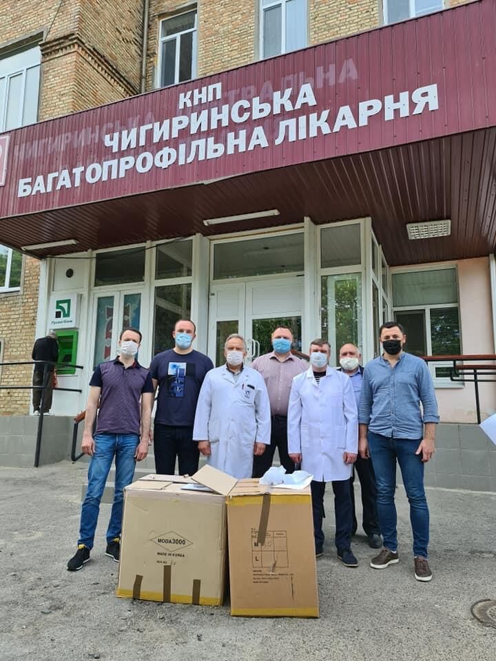 Черкасских медиков обеспечил защитными костюмами Фонд Порошенко