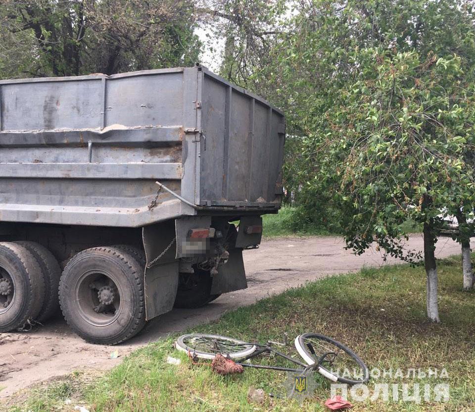 На Дніпропетровщині чоловік на вкраденій вантажівці збив жінку. Фото