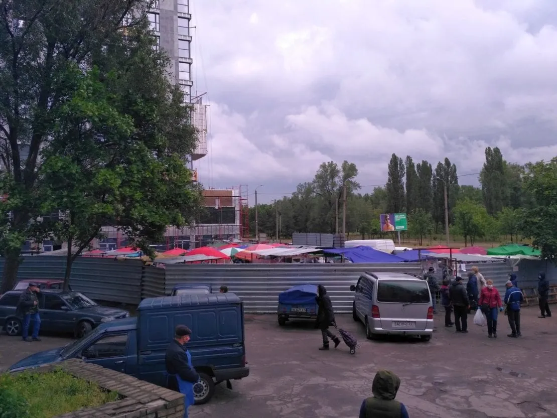 В Днепре после открытия покупатели "штурмовали" продовольственный рынок: фото