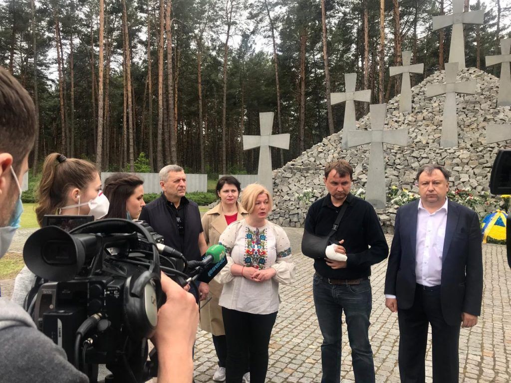 Депутаты от "ЕС" почтили память жертв политических репрессий в Быковне