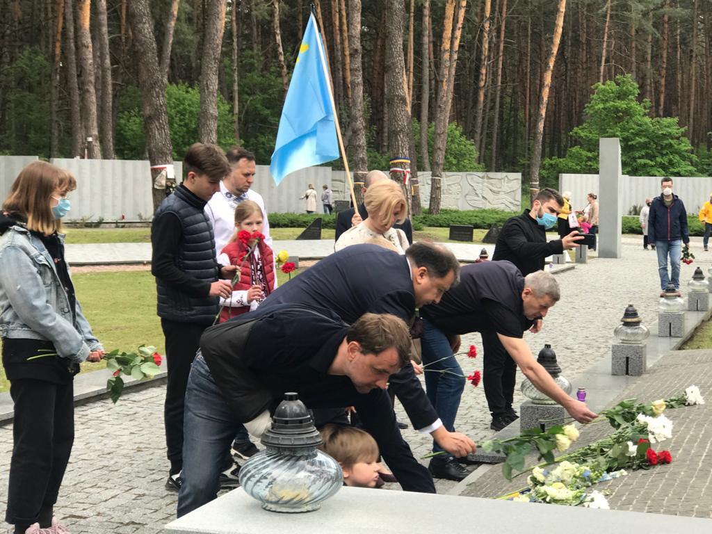 Депутати від "ЄС" вшанували пам’ять жертв політичних репресій у Биківні