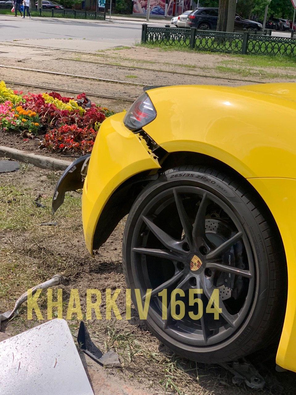 В Харькове девушка разбила Porsche
