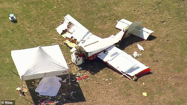 В Австралии пилот разбился на самодельном самолете возле жилого дома. Фото