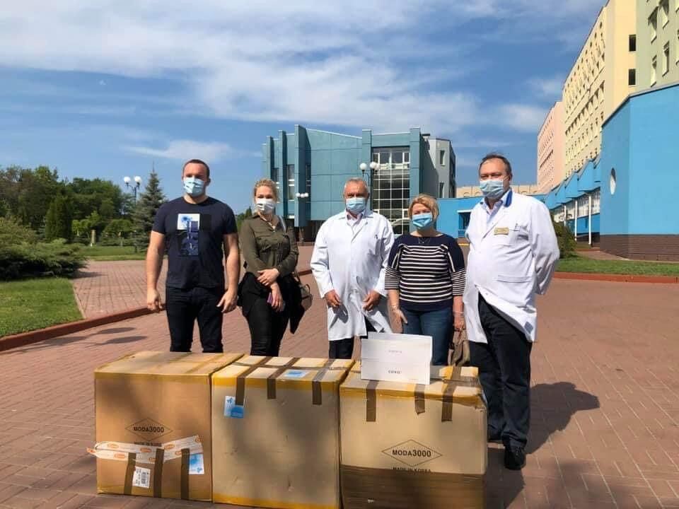 Порошенко передал уже 115 тысяч защитных костюмов в больницы по всей Украине