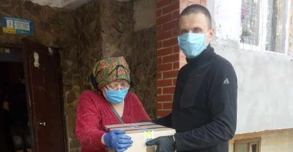 Порошенко передав уже 115 тисяч захисних костюмів у лікарні по всій Україні