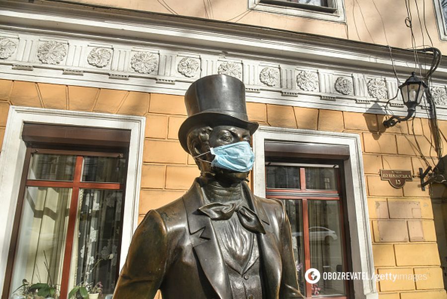 Проще надеть маску на памятник, чем защитить врачей