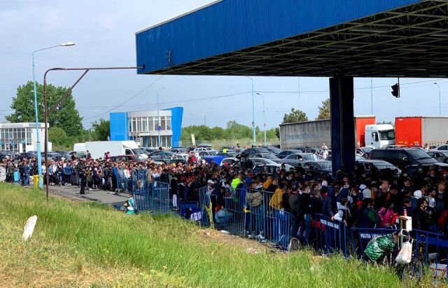 У Румунії після пом'якшення правил утворилися величезні черги на кордонах. Фото й відео "штурму"