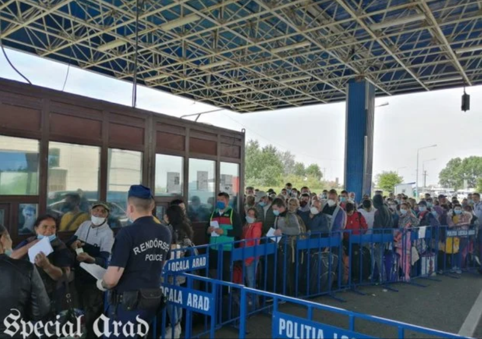 У Румунії після пом'якшення правил утворилися величезні черги на кордонах. Фото й відео "штурму"