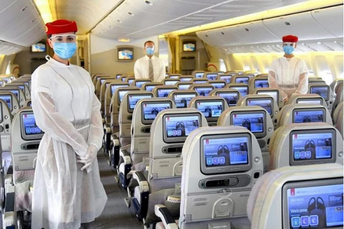 Как авиакомпании защищают стюардесс от коронавируса: появились фото