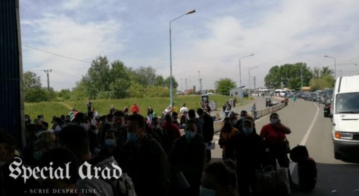 В Румынии после смягчения правил образовались гигантские очереди на границах. Фото и видео "штурма"