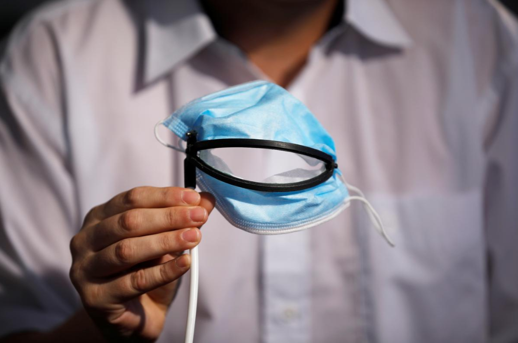 В Ізраїлі винайшли маску, що дозволяє їсти і пити, не знімаючи її