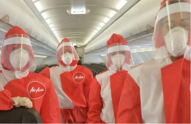 Як авіакомпанії захищають стюардес від коронавірусу: з'явилися фото