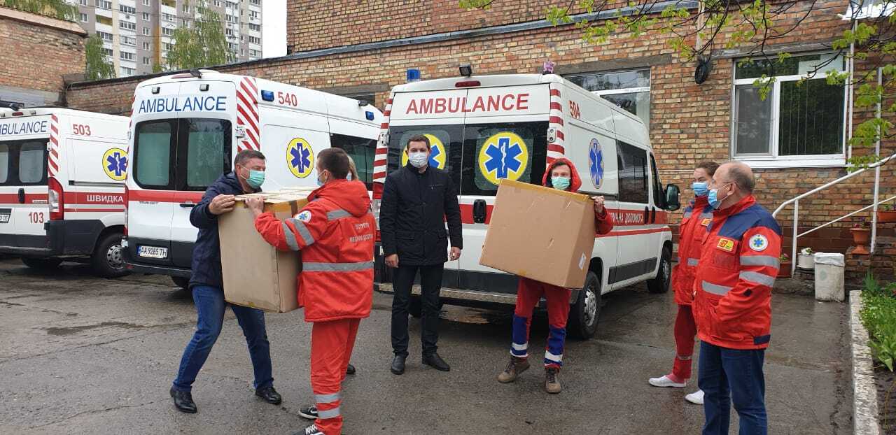 Порошенко передал уже 115 тысяч защитных костюмов в больницы по всей Украине