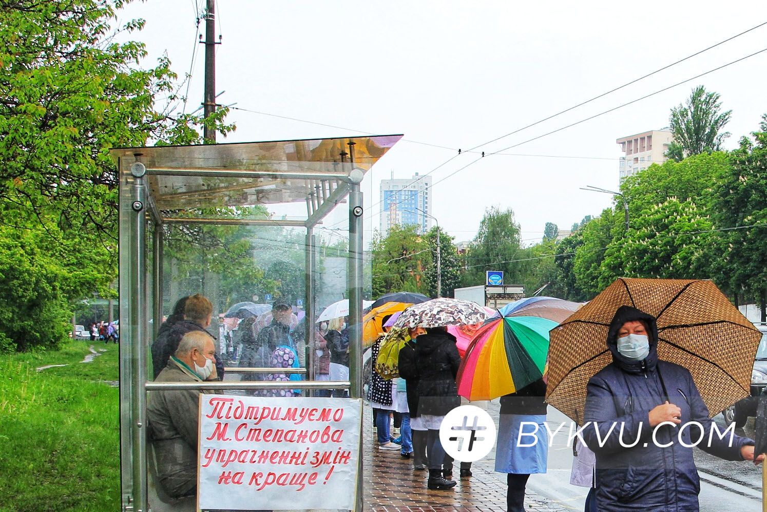 У Києві медики психлікарні вийшли на мітинг під дощем