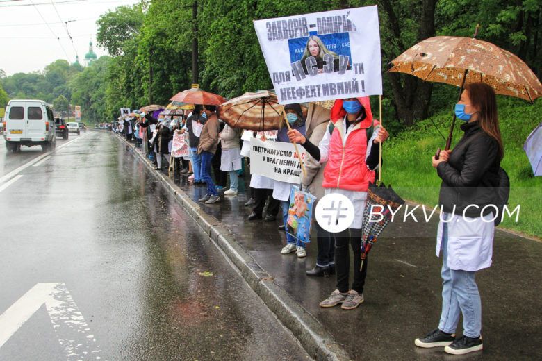 У Києві медики психлікарні вийшли на мітинг під дощем