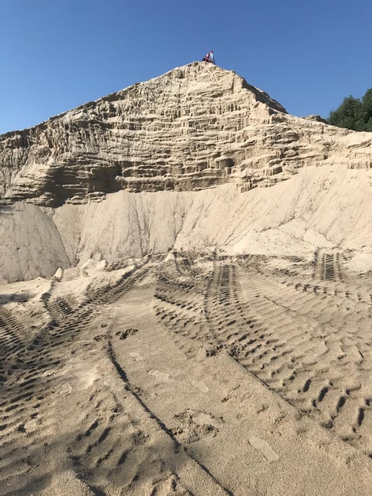 Киевская прокуратура предъявила подозрение в незаконной добыче песка на Днепре