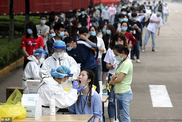 В Китае продолжается блокировка городов, куда вернулся COVID-19