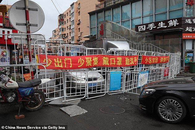 У Китаї триває блокування міст, куди повернувся COVID-19